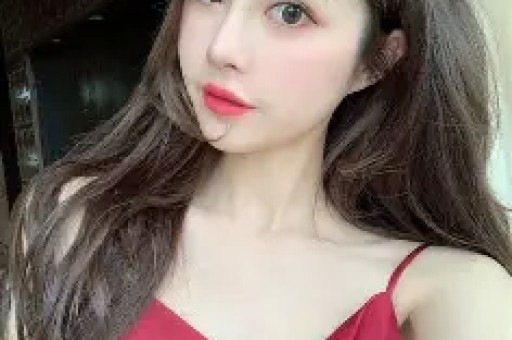 刚分手一周！八卦媒体爆料：维尼修斯在私人场所与数位女性聚会